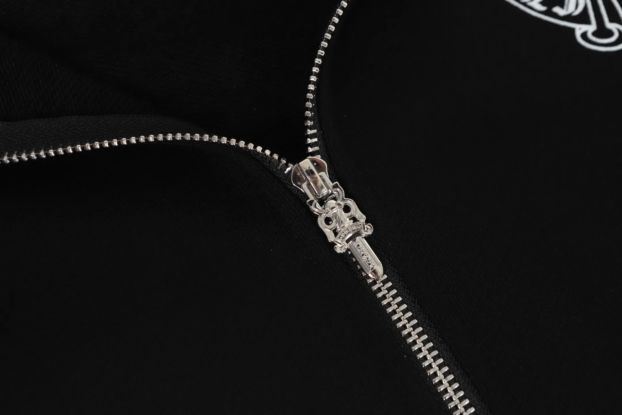 P240 Cross-border model, please do not place an order if you are pursuing quality -Chrome Hearts/Chrome Hearts 25ss Hong Kong Limited Scroll Horseshoe Print Zipper Sweater Cardigan Jacket -High weight, high density and high quality. The wool is soft, delicate and skin-friendly. It feels soft and silky. It has excellent warmth and skin-friendly properties. -Size: S M L XL